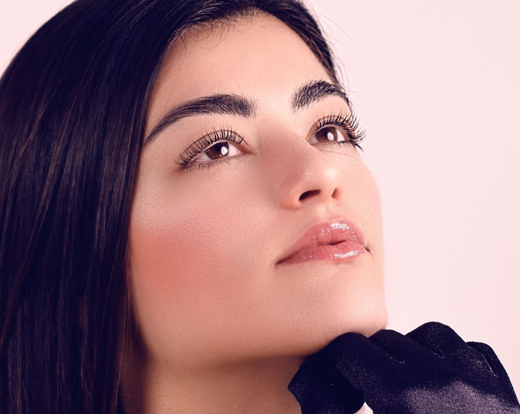 primo piano volto ragazza che guarda in alto con ciglia lunghe