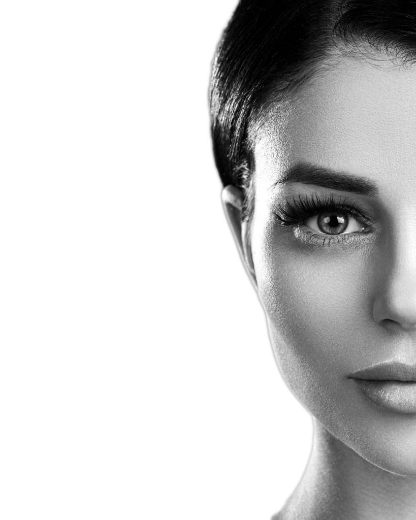 mezzo volto donna in bianco e nero che guarda obiettivo con belle ciglia