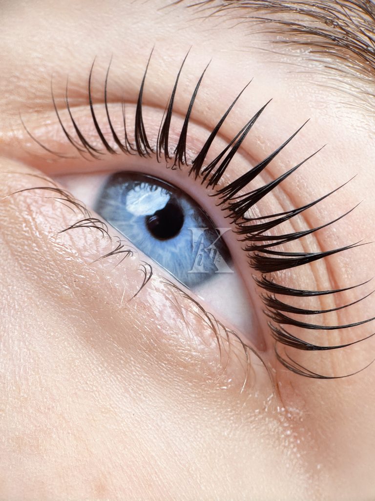 macro in eyes with lash