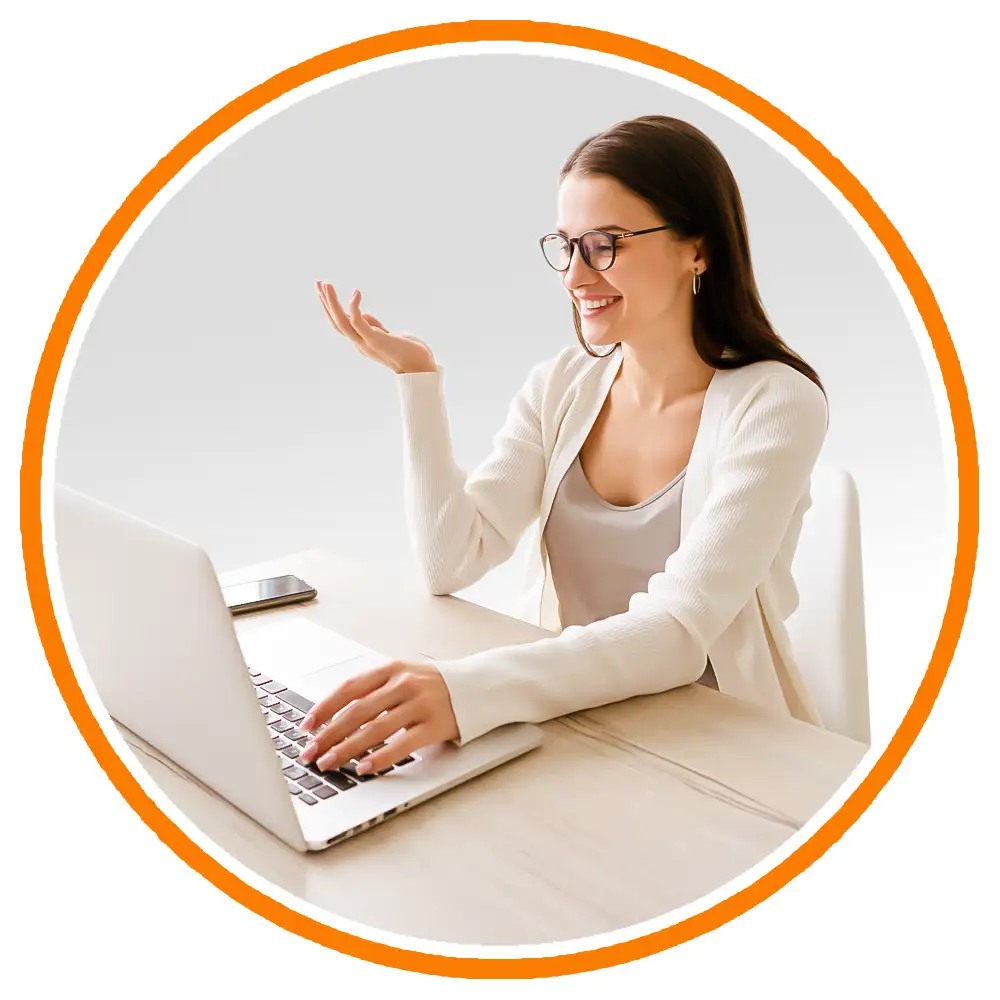 ragazza in video call davanti un laptop in un cerchio arancio