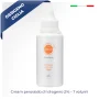 contenitore cosmetico bianco in piedi con bollino arancione al centro